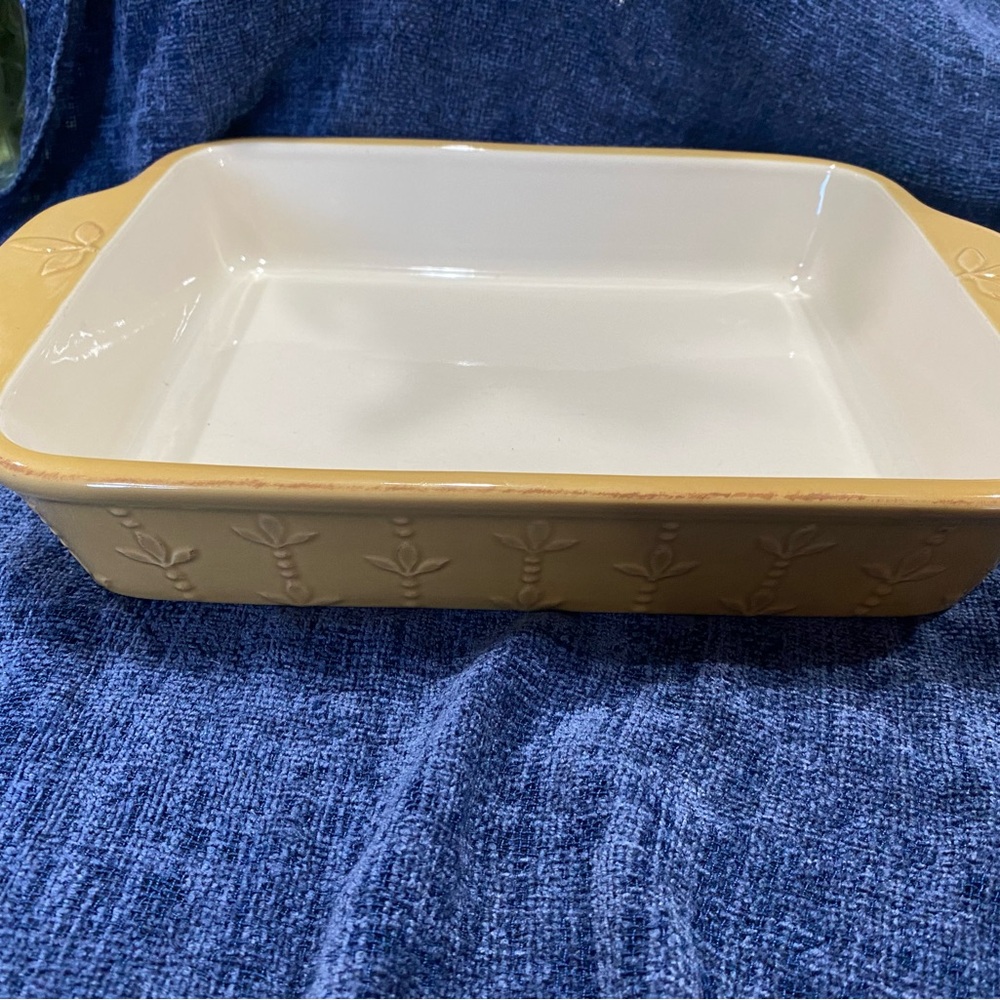 Elegant Tan and Cream Baking Dish